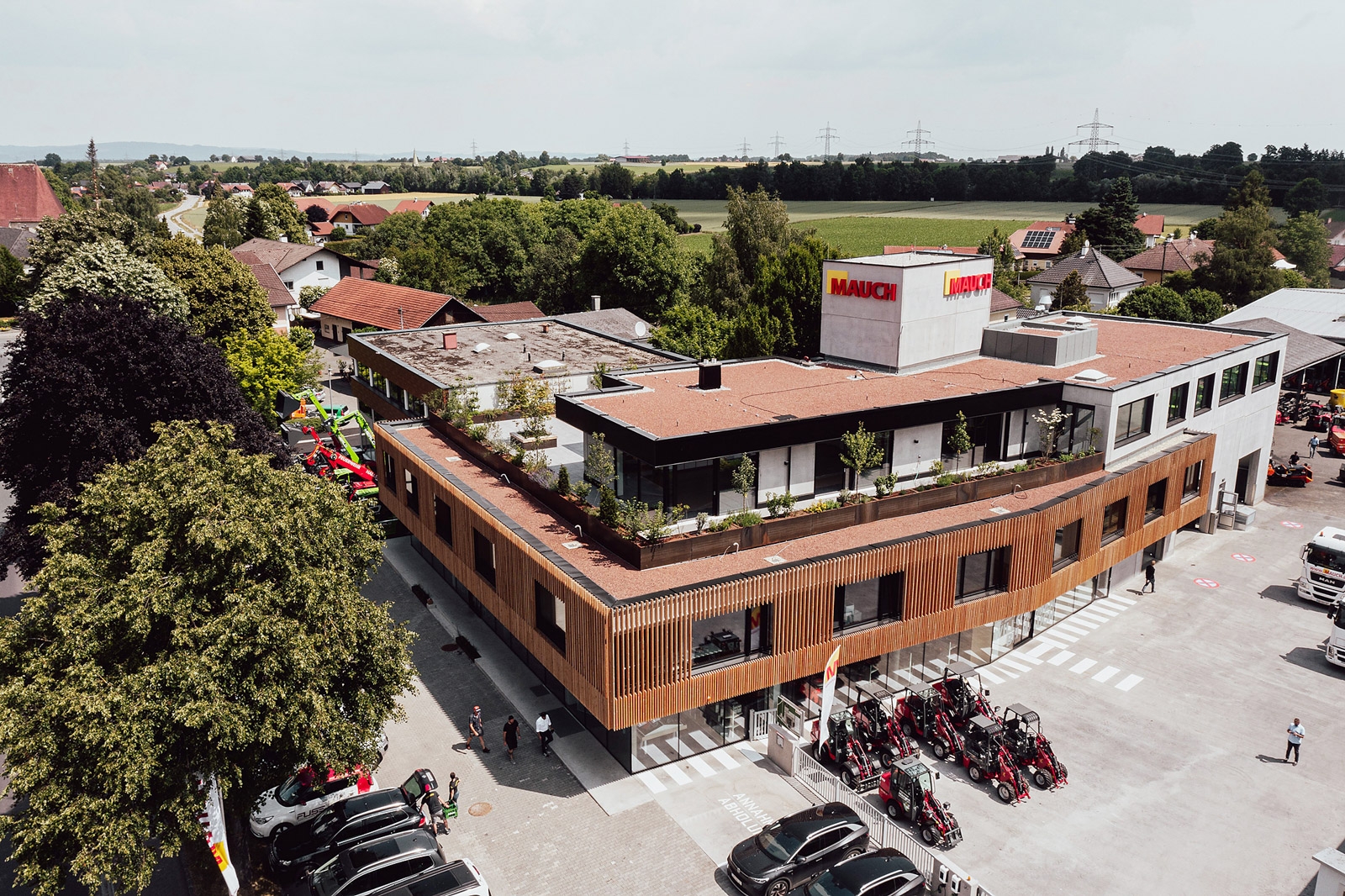 Herzstück der Firma Mauch: Das neu eröffnete Verwaltungsgebäude und Ersatzteillager.
