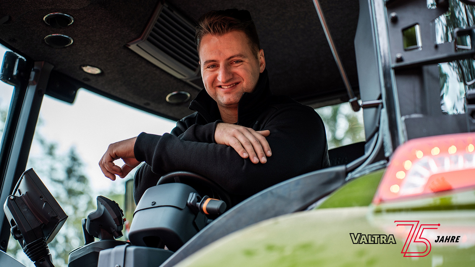 Roter Traktor auf dem Feld mit Streifen