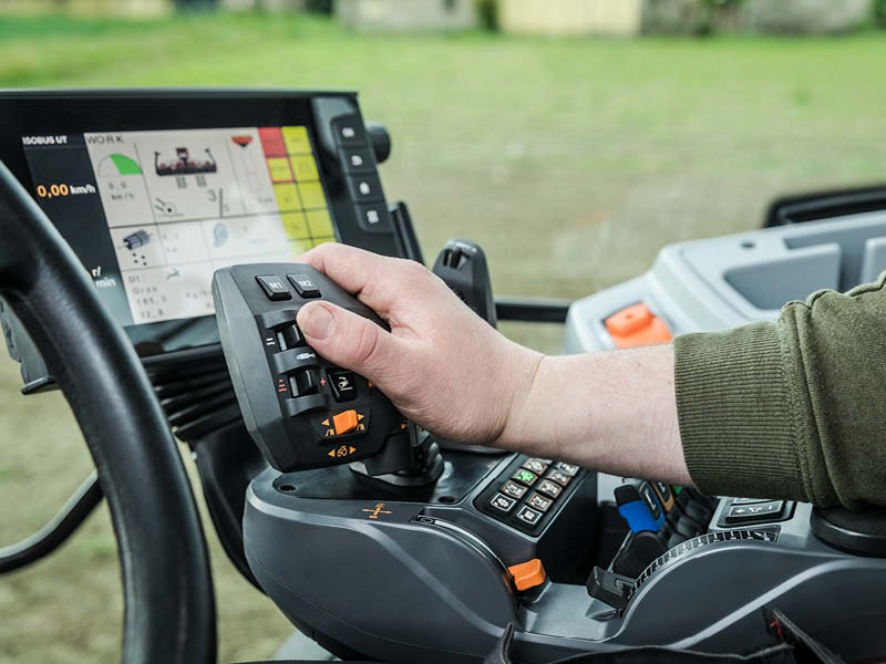 Valtra SmartTouch-Armlehne im Einsatz