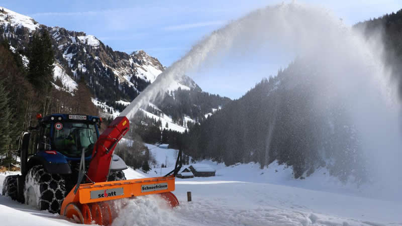 Valtra T214 mit Schneefräse im Heckanbau