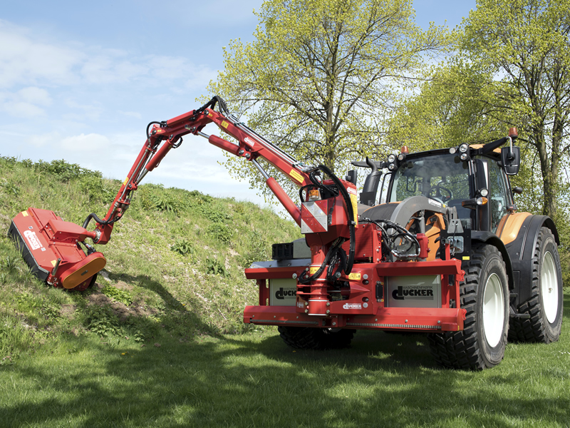 Valtra mit Dücker Auslegermäher in der Front und Stegemann Kommunalrahmen