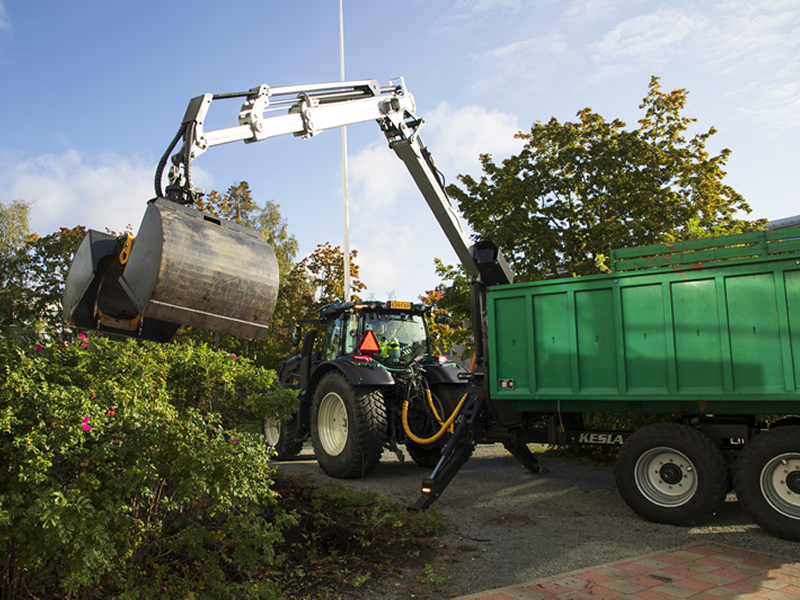 Valtra Traktoren mit Kran und Frontlader