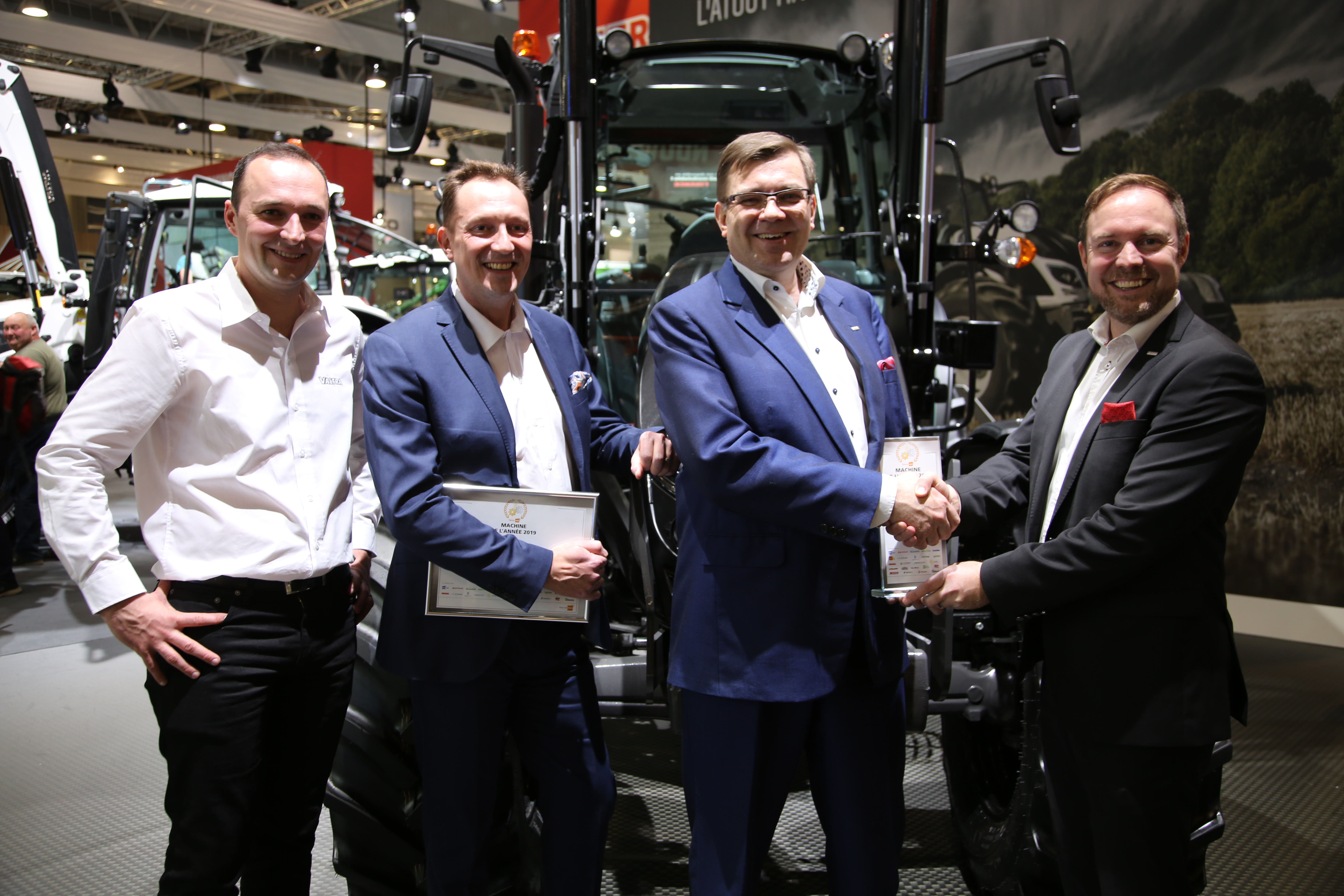 Die Maschine des Jahres wurde auf der SIMA Show in Paris verliehen. Von links nach rechts: Benoit Egon (Mitglied der Jury), Mikko Lehikoinen (VP Marketing, Valtra EME), Jari Rautjärvi (VP Managing Director, Valtra EME), Ville Mansikkamäki (Director, Sales Valtra EME), Alexandre Chantrelle (National Sales Manager, Valtra France) and Dieter Dänzer (Mitglied der Jury).