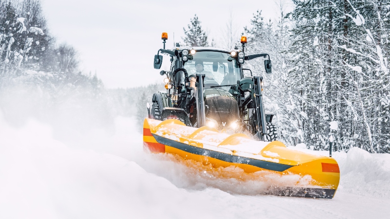 Valtra A-Serie mit Frontmähwerk