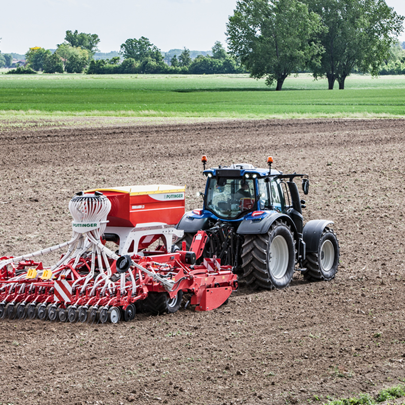 Valtra N-Serie mit Pöttinger Drillmaschine gezogen