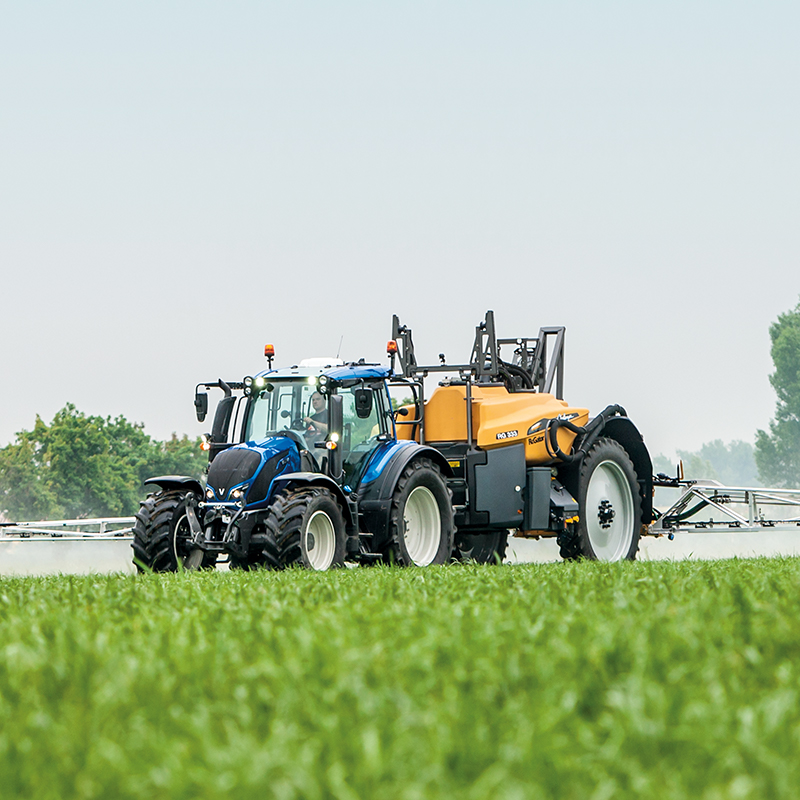 Valtra Traktor mit Anhängespritze