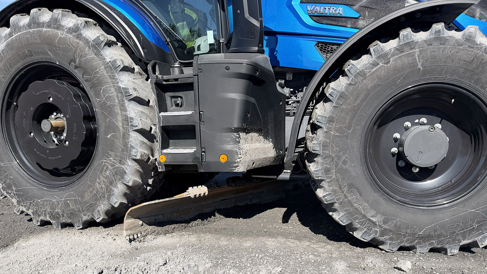 Die Widme AS Q-Serie ist mit zusätzlichen Gewichten ausgestattet, damit das werksseitig montierte FMG-Schild die Baustellenwege in bestmöglichem Zustand halten kann.
