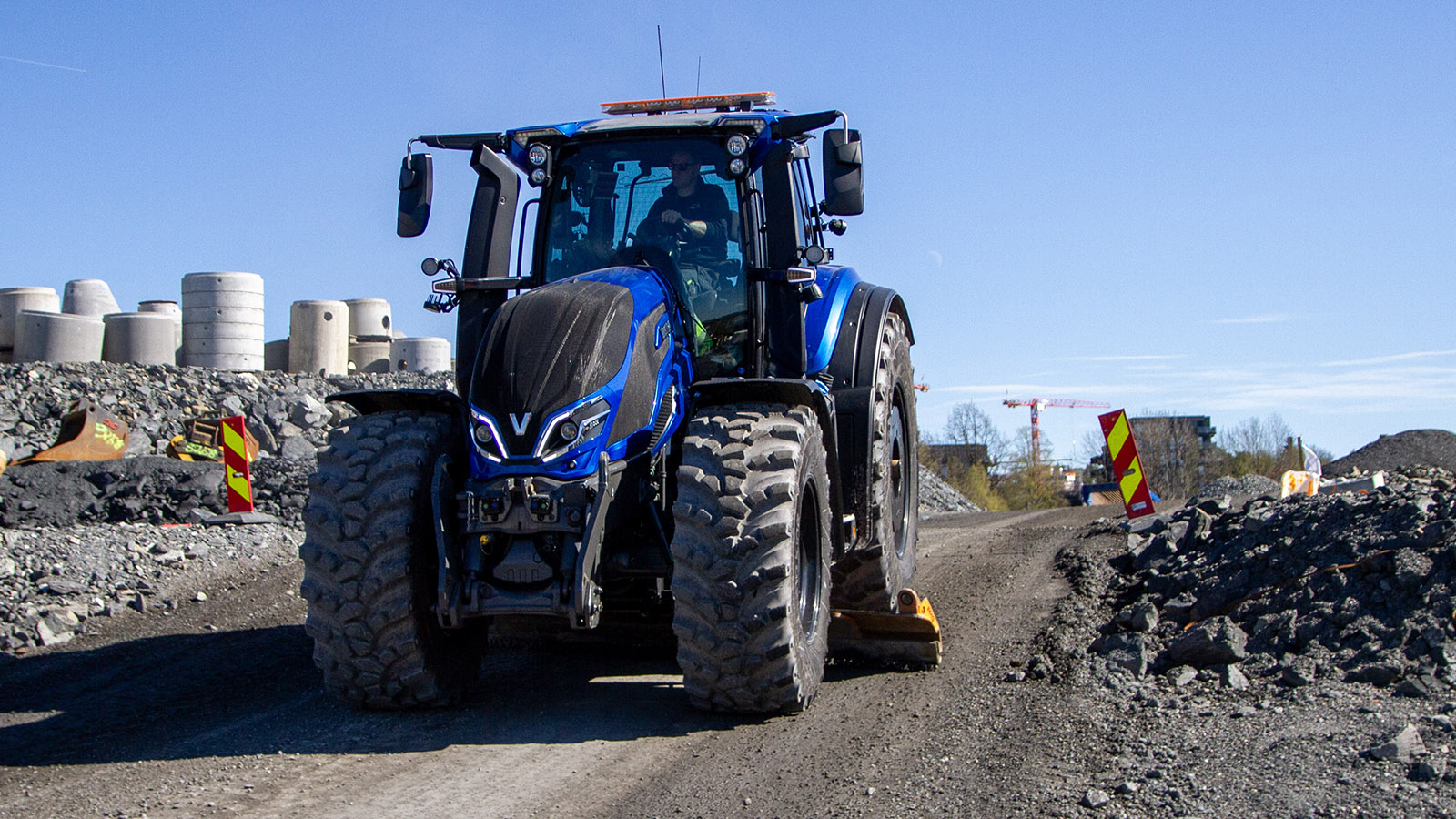 Der Q305 ist ein leicht zu fahrender, leistungsstarker Traktor mit stufenlosem Getriebe (CVT), der sich perfekt für große und schwere Maschinen eignet. Mit zusätzlichen Gewichten in den Felgen und an der Front bringt er 12,7 Tonnen auf die Waage.