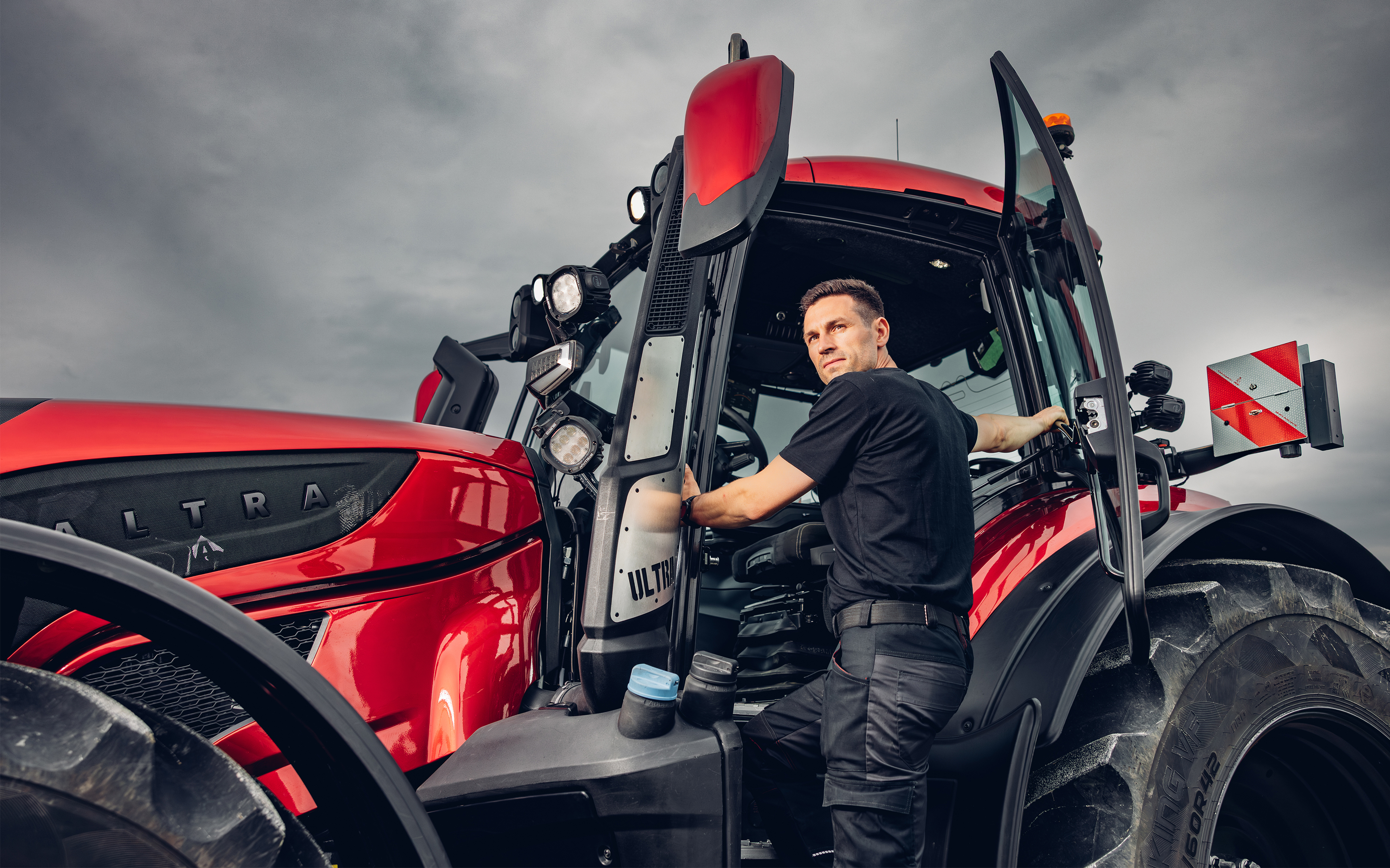 valtra-t-series-customised-ULTRA_4000x2500.jpg