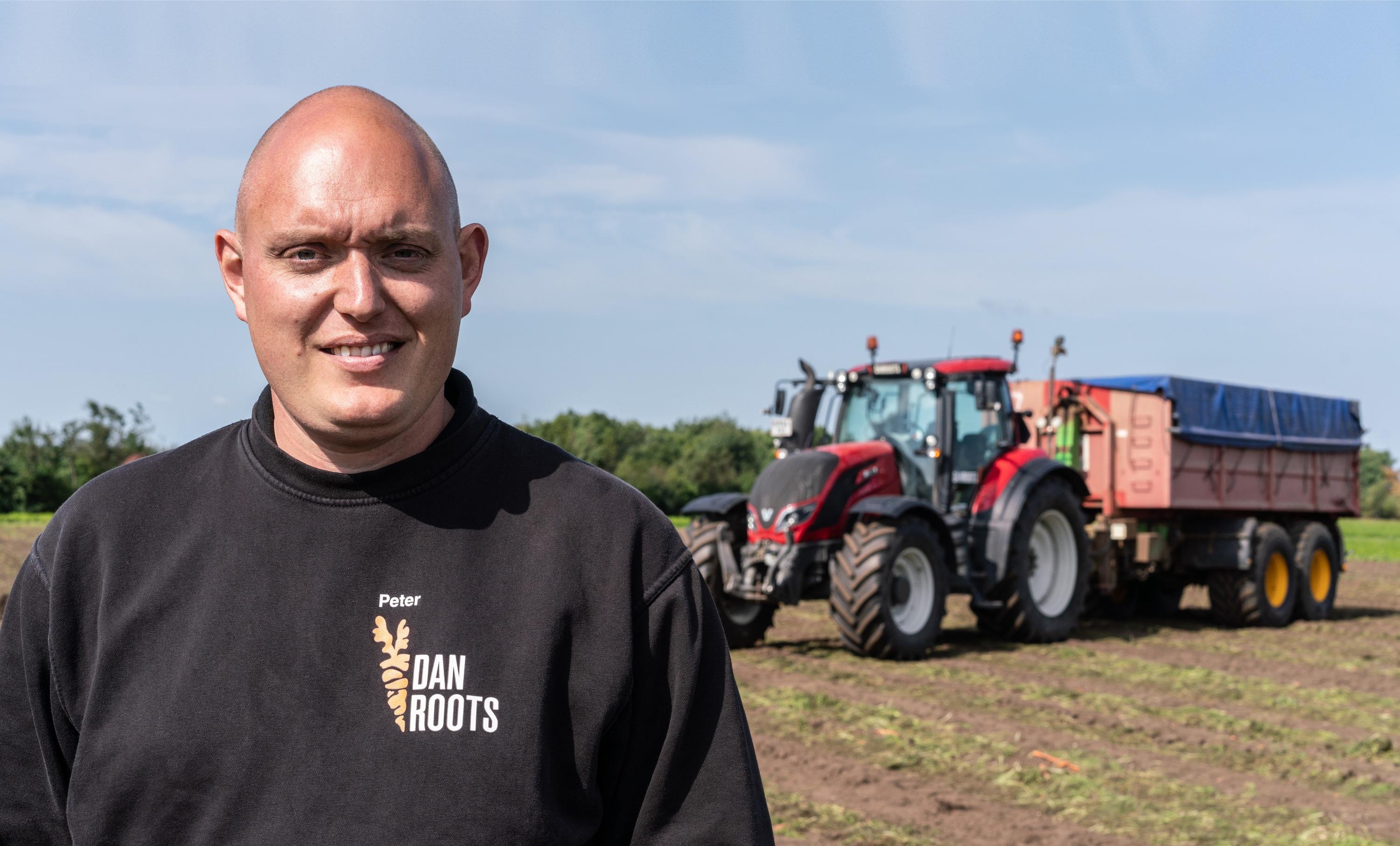 Peter Vestergaard von DanRoots und Valtra-Traktor der T-Serie im Hintergrund