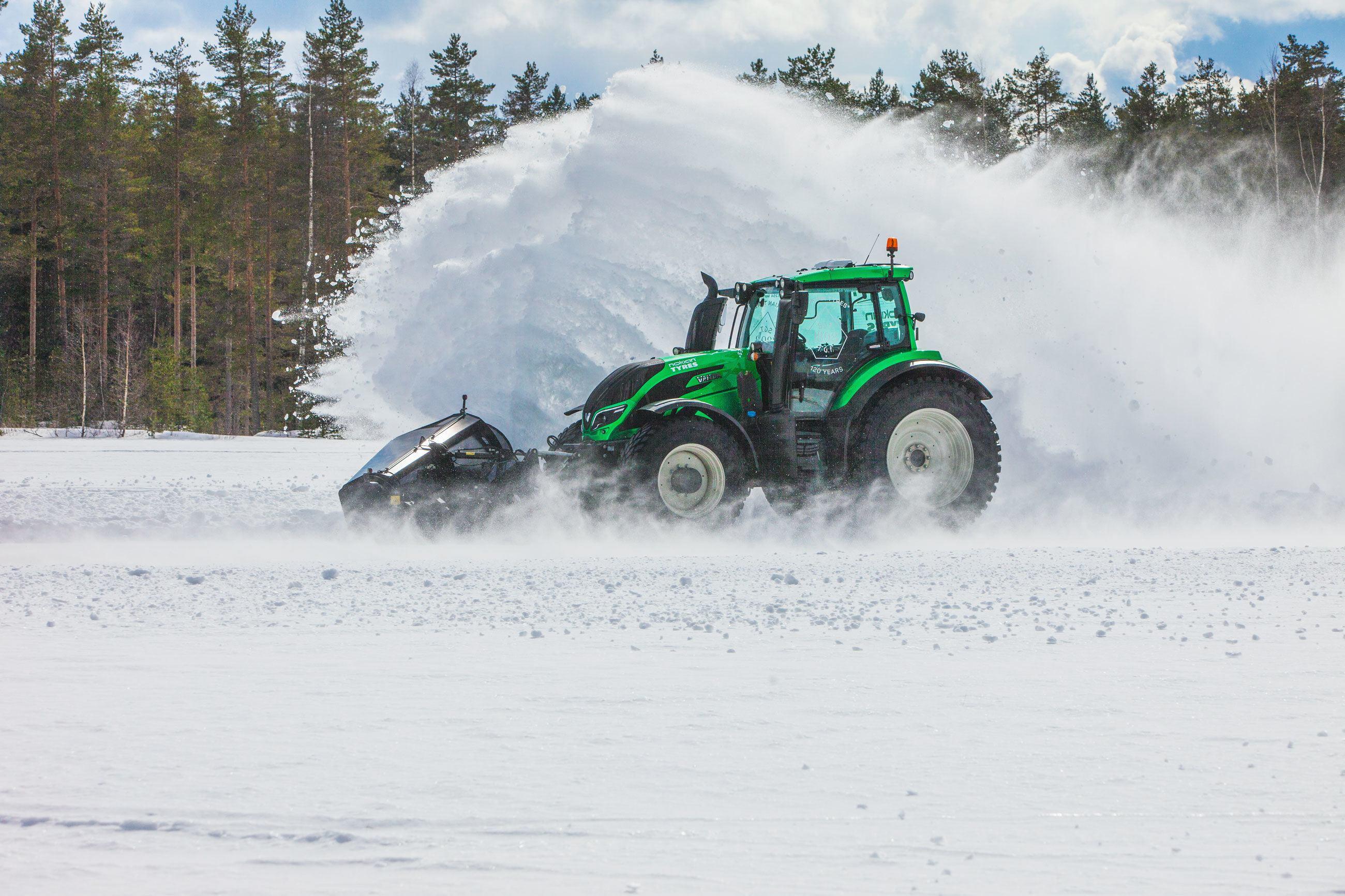 Unbemannter Traktor von Valtra beim Schneeräumen mit 73 km/h Nokian Tyres Snowrace