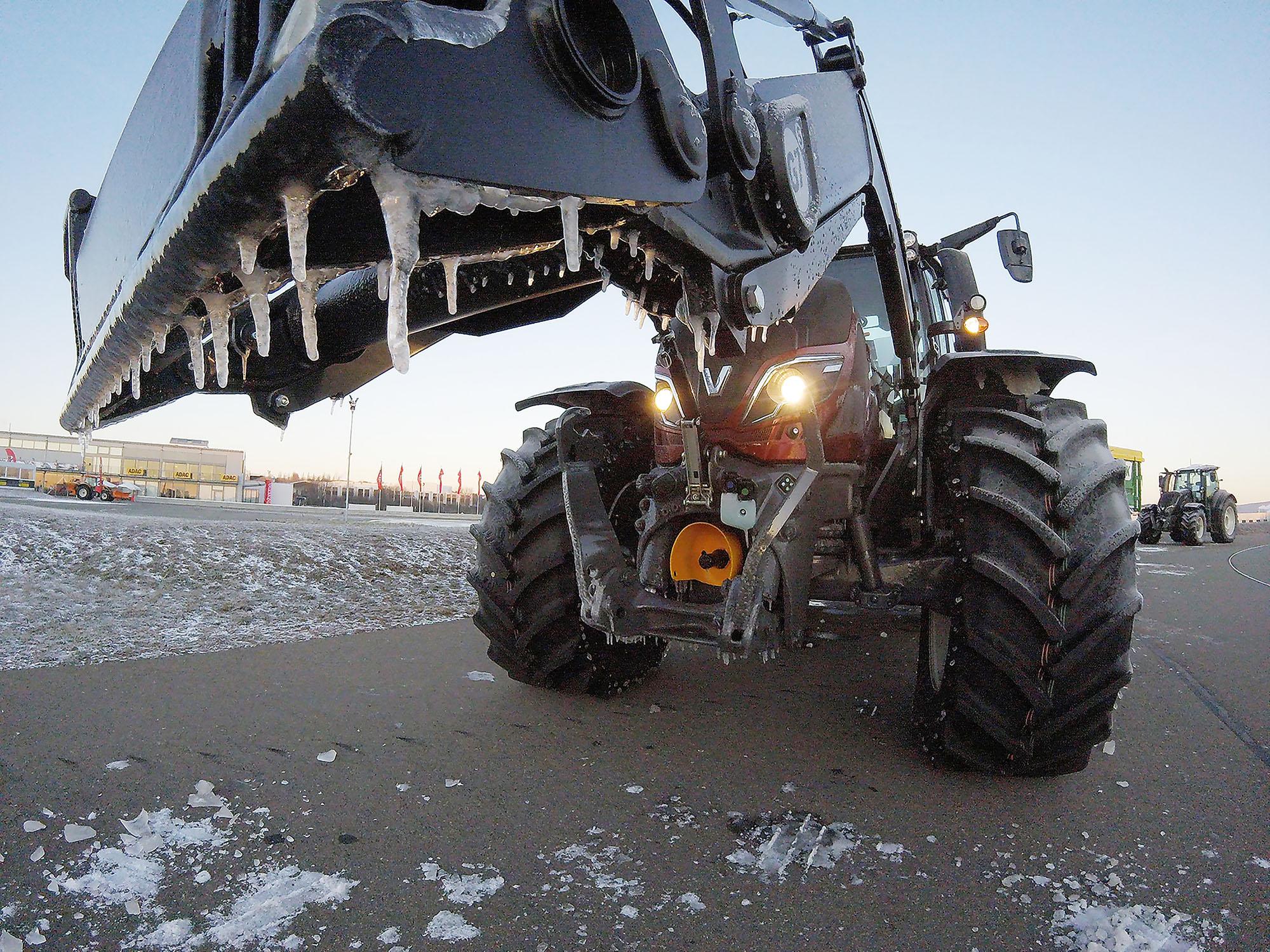 Valtra-Traktoren im ADAC Fahrsicherheitszentrum Nohra
