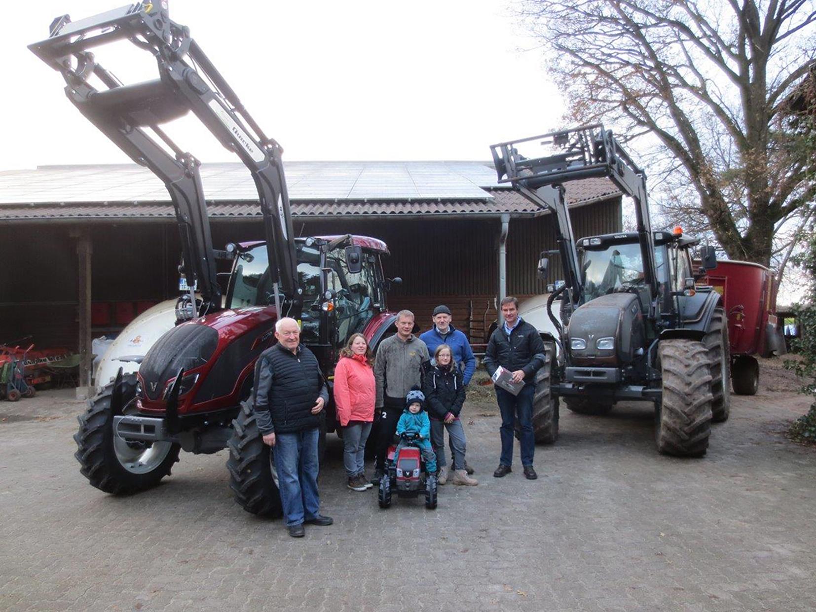 Agravis Schneverdingen übergibt 100. Valtra Traktor