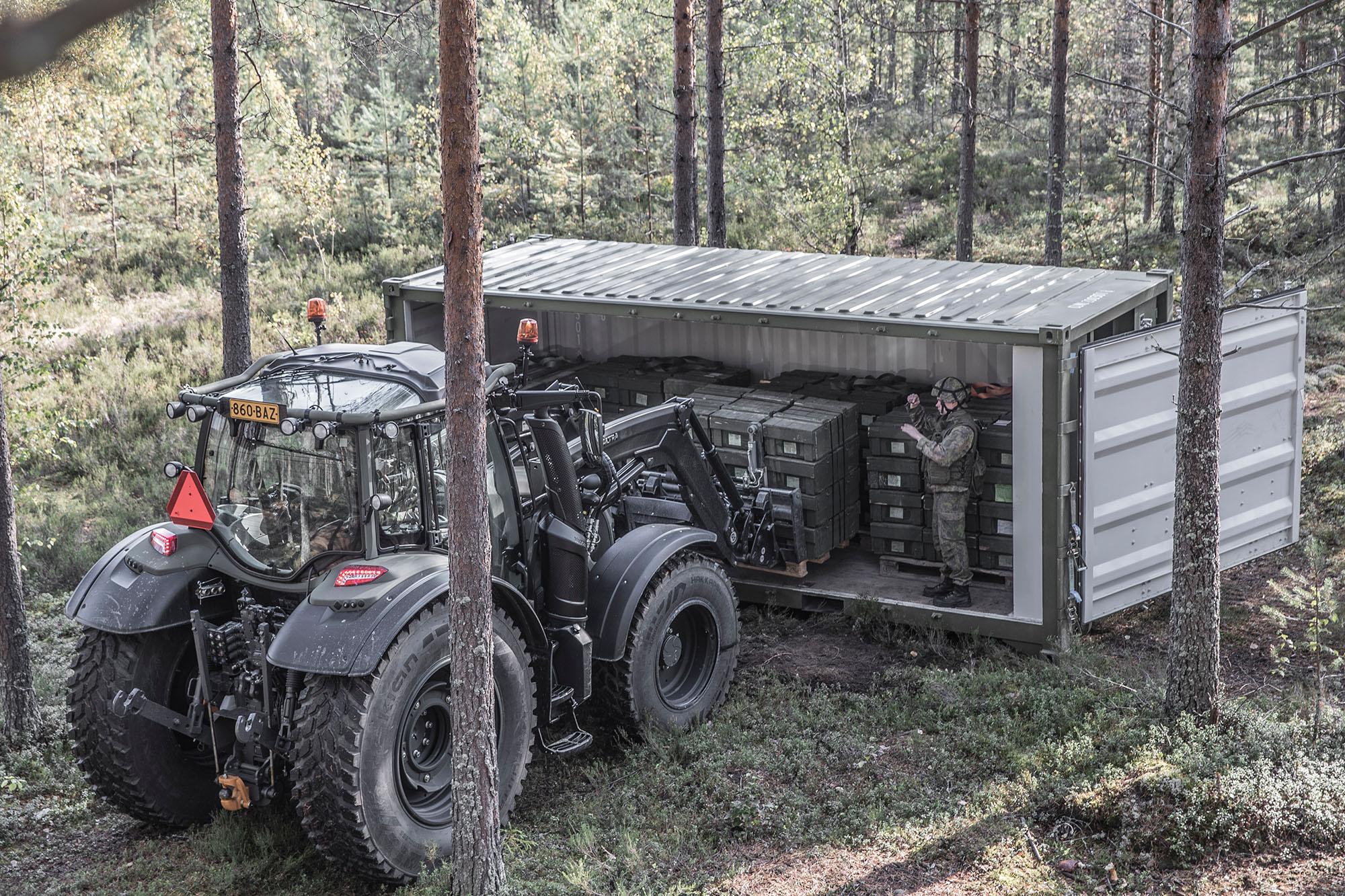 Valtra N174 Traktor bei der Lieferung von Versorgungsgütern in Containern an die finnischen Truppen im Feld.