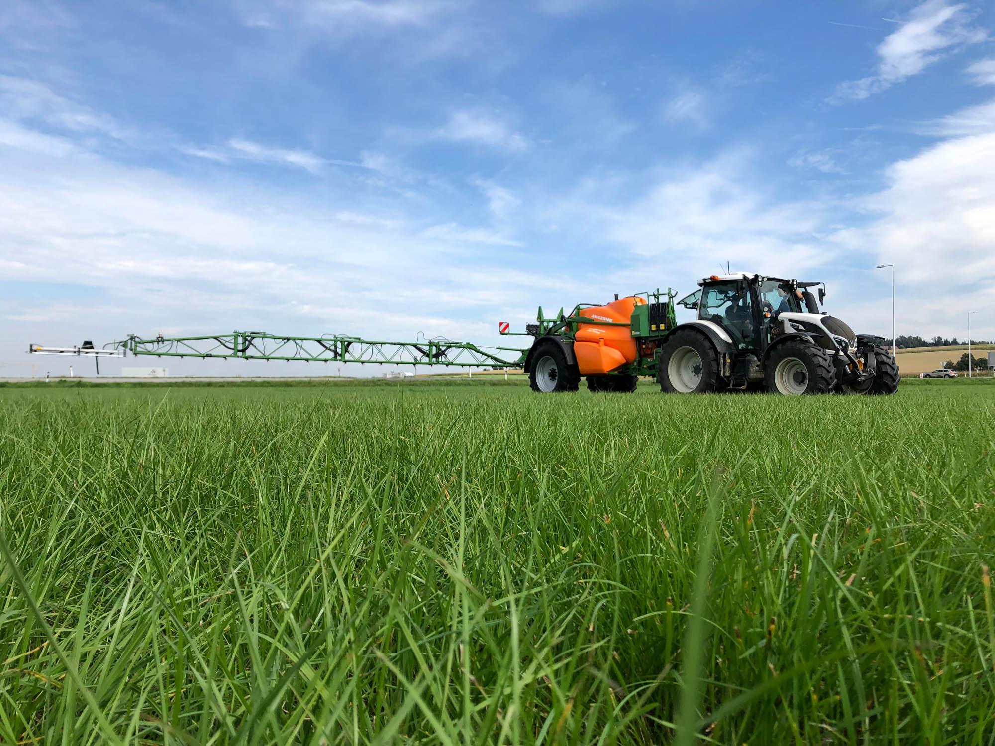 Dieses betriebliche Wachstum sorgte nun unlängst dafür, dass ein neuer Traktor für den Pfarrhofbauer fällig wurde. Ein Valtra T214 um genau zu sein.