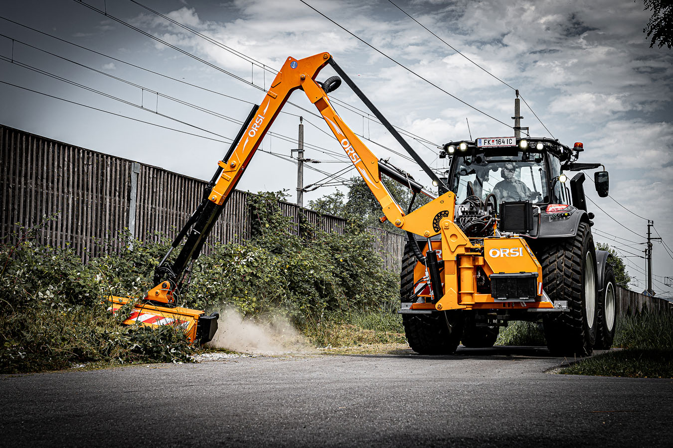 Eine Kombination die keine Wünsche offen lässt: Valtra N175 Direct mit TwinTrac Rückfahreinrichtung und hydraulischem Böschungsmäher.